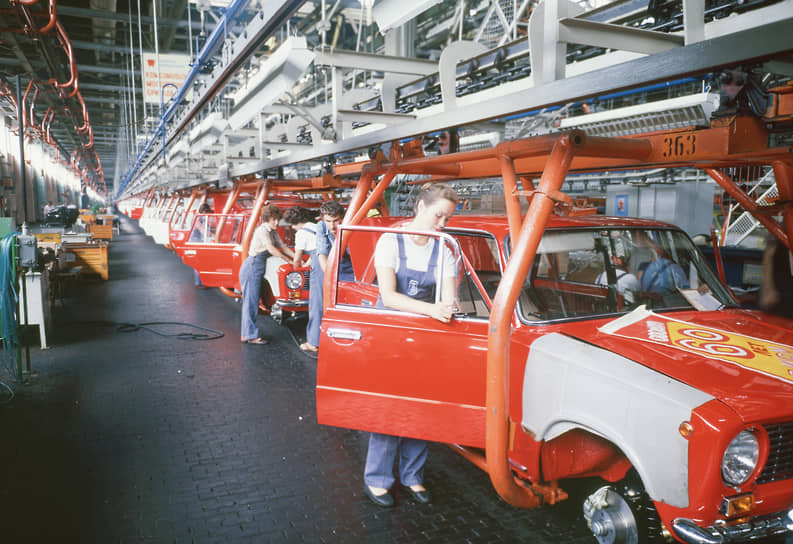 Цех окраски кузовов автомобилей Волжского автомобильного завода, 1979 год