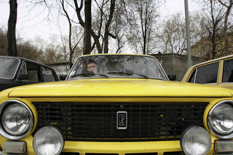 Автолюбители Екатеринбурга празднуют сорокалетие «копейки» на одной из площадей города, 2010 год