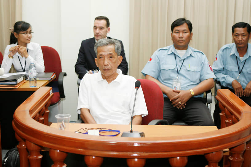 Канг Кек Иеу слушает выдвинутые против него обвинения