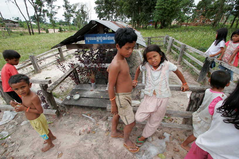 Камбоджийские дети играют у места захоронения праха Пол Пота