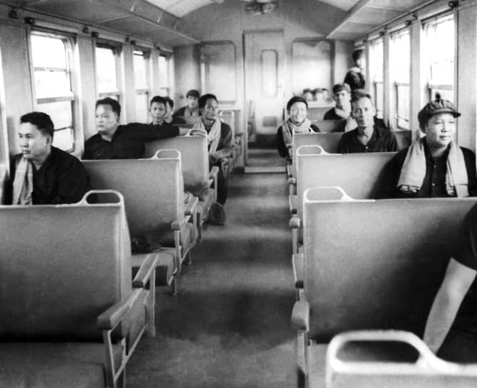 Лидеры красных кхмеров в поезде Пномпень—Сиануквиль. Крайний слева — Пол Пот, за ним — Нуон Чеа. Крайний справа — Иенг Сари, за ним — Та Мок