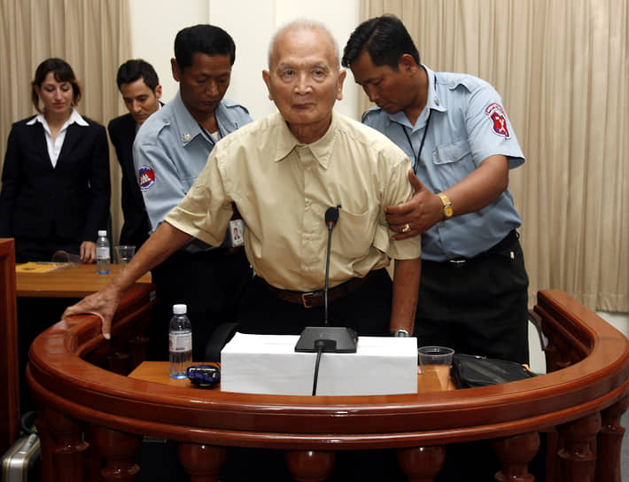 Нуон Чеа в зале суда во время предварительных слушаний. 2008 год
