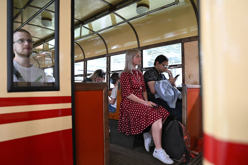 После парада гости мероприятия могли посетить выставку ретровагонов на Шаболовке  