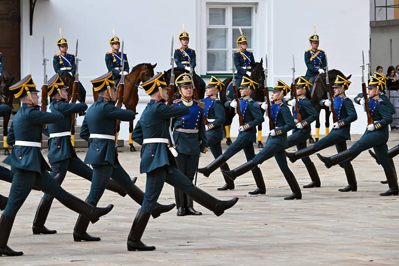 Военнослужащие на церемонии 