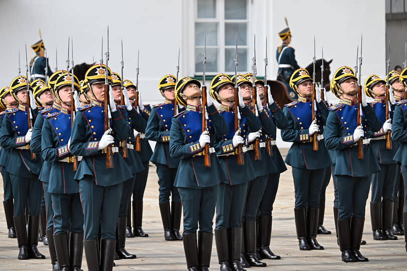 Церемония развода пеших и конных караулов президентского полка ФСО на Соборной площади
