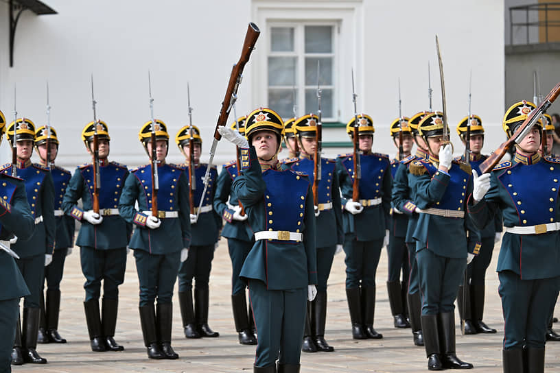 Церемония развода пеших и конных караулов президентского полка ФСО на Соборной площади