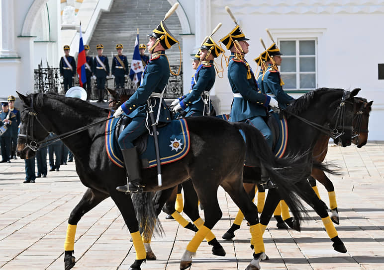 В 2019 году программа была дополнена новыми элементами. Например, специальным приемом с оружием, который состоит из 20 элементов. Они выполняются без пауз, в быстром темпе всем составом пешего караула одновременно