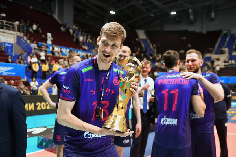 Игрок казанцев Алексей Кононов (слева) с кубком во время церемонии награждения победителей чемпионата России