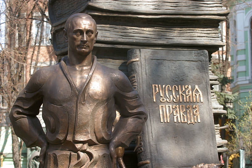 Памятник президенту России Владимиру Путину около мастерской скульптора в Москве, 2004 год