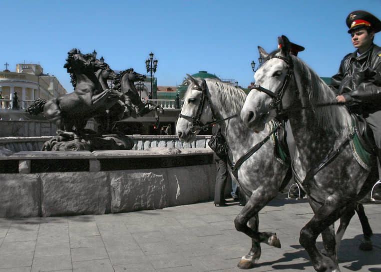 Скульптура на Манежной площади в Москве, 2008 год