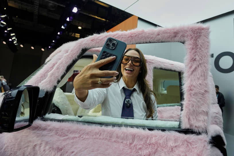 Модель около электромобиля iCar V23