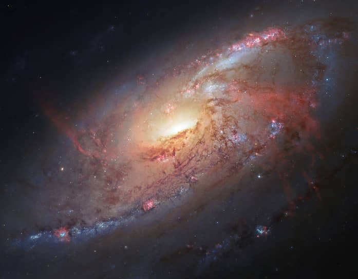 В 2019 году «Хаббл» сделал снимок галактики Messier 90, находящейся на расстоянии 60 млн световых лет от Земли. Ее спектр имеет фиолетовое смещение, указывающее на сближение с галактикой Млечный путь