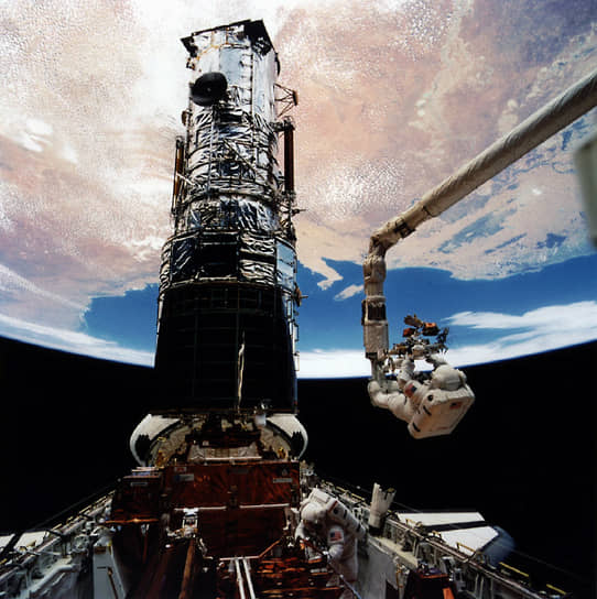 Астронавты NASA Стори Масгрейв и Джеффри Хоффман (внизу кадра) во время обслуживания телескопа «Хаббл», 1993 год