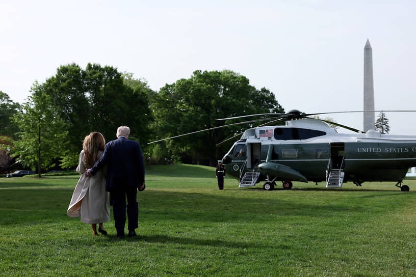Президент США Дональд Трамп с супругой Меланией садятся на борт президентского вертолета, чтобы отправиться в Рим и проститься с папой Римским
