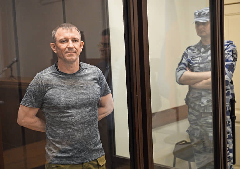 Осужденному на пять лет Ивану Попову пока не удается отправиться на СВО