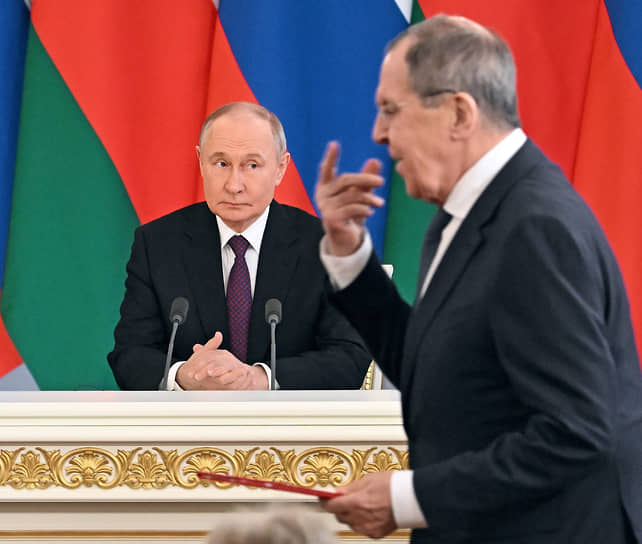 Президент России Владимир Путин (слева) и министр иностранных дел Сергей Лавров во время переговоров с Султаном Омана Хейсамом Бен Тареком Аль Саидом в Кремле