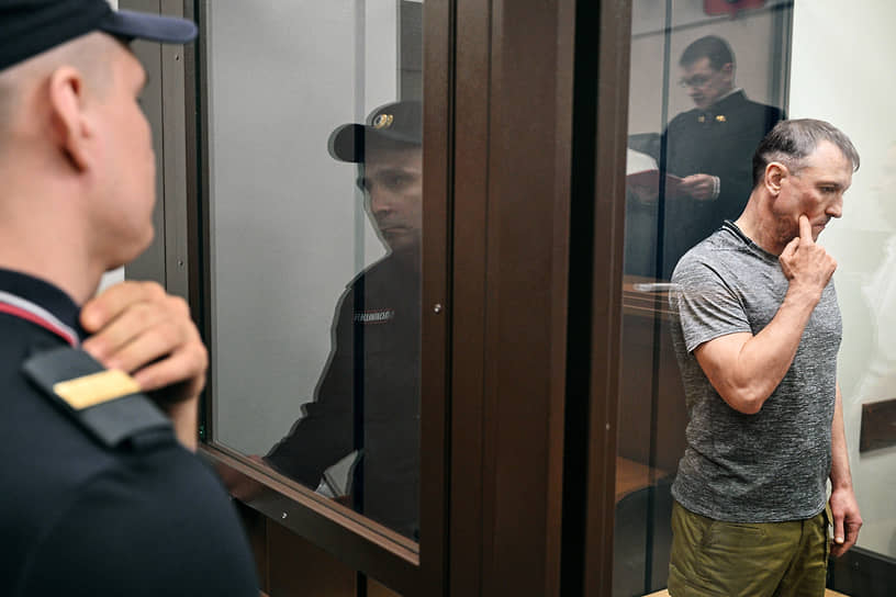 Бывший командующий 58-й армией Иван Попов, обвиняемый в мошенничестве в особо крупном размере, на оглашении приговора по своему делу