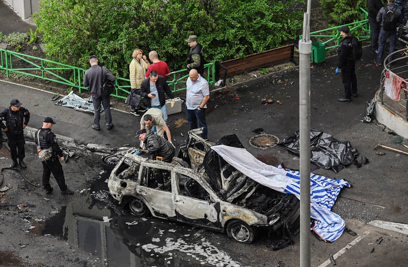 Сотрудники правоохранительных органов на месте взрыва автомобиля замначальника Главного оперативного управления Генштаба ВС РФ Ярослава Москалика в подмосковной Балашихе
