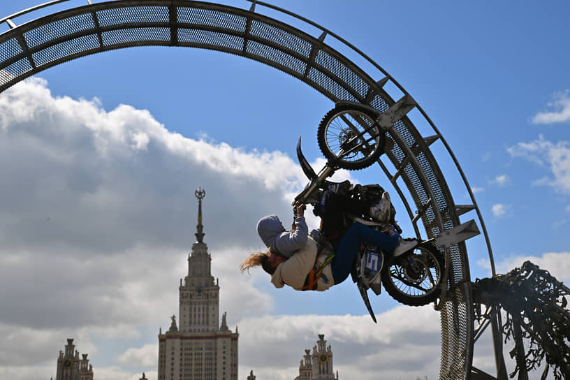 Трюк на фоне здания МГУ