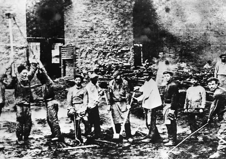 Условия труда рабочих на предприятиях XIX— начала XX веков интересовали только социально ответственных предпринимателей, которые тогда были в меньшинстве (на фото рабочие Енакиевского металлургического завода в Российской империи, 1912)