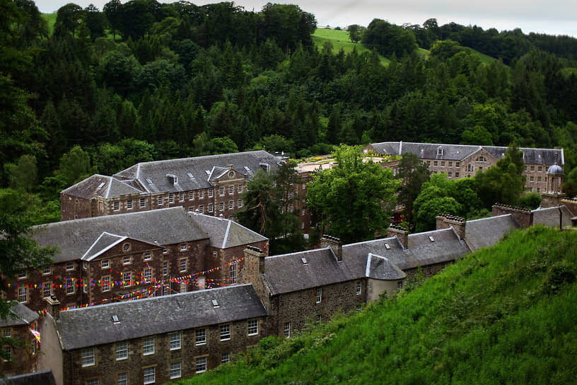 Фабрика в Нью-Ланарке (Шотландия), созданная тестем Оуэна и перестроенная им самим, гораздо больше напоминала идеальную коммуну, чем поселение в Новой Гармонии: экскурсии сюда водят уже больше 200 лет