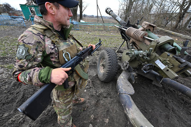 Военнослужащий спецназа «Ахмат» у гаубицы M777