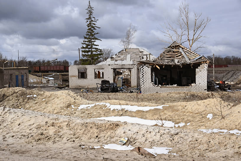 Разрушенный жилой дом в пригороде Суджи