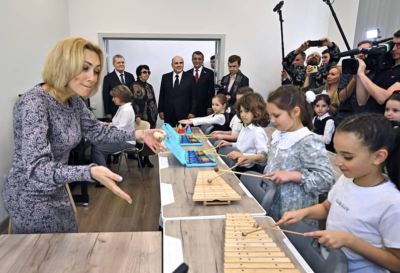 Премьер-министр Михаил Мишустин (в центре) в детской музыкальной школе имени Ацамаза Макоева в Беслане 