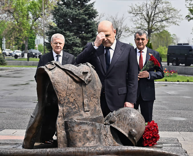 Премьер-министр Михаил Мишустин (в центре) в мемориальном комплексе «Город ангелов» 
