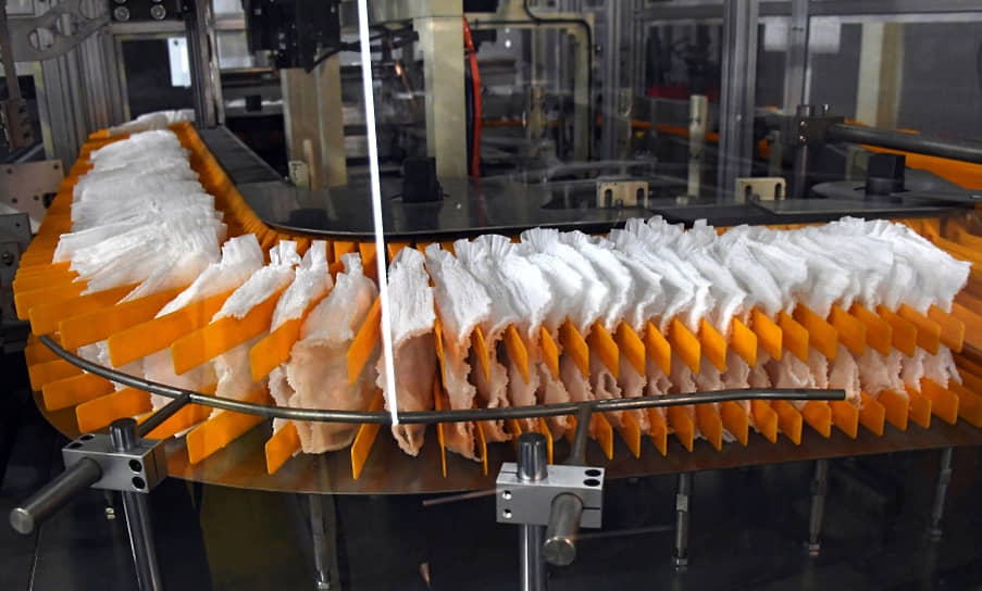 Конвейер с памперсами на заводе во Владивостоке