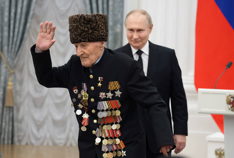 Участник Великой Отечественной войны Ибрагим-Паша Садыков и Владимир Путин на церемонии вручения государственных наград в Кремле, 3 мая 2024 года