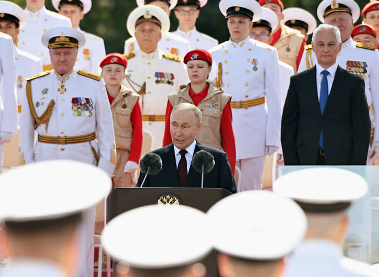 С министром обороны РФ Андреем Белоусовым (первый справа) на Главном Военно-морском параде в Санкт-Петербурге, 28 июля 2024 года