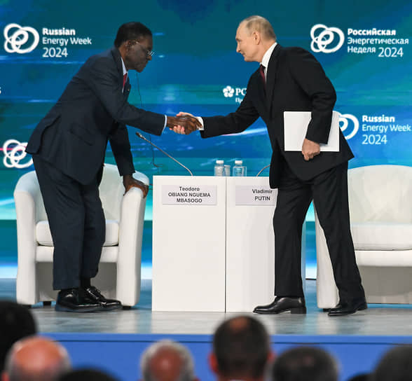 С президентом Экваториальной Гвинеи Теодоро Обиангом Нгемой Мбасого на форуме «Российская энергетическая неделя» в центральном выставочном зале «Манеж», 26 сентября 2024 года