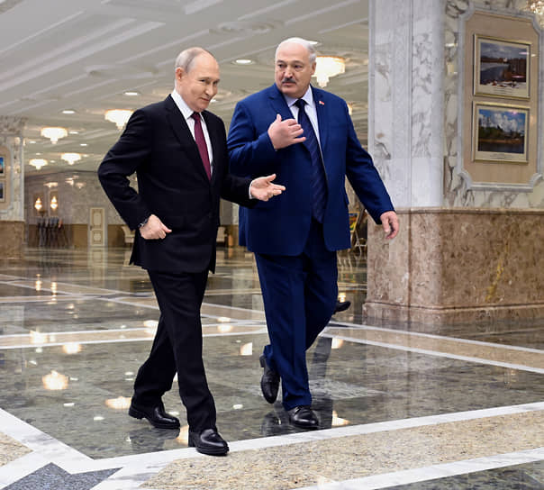 С президентом Белоруссии Александром Лукашенко перед началом заседания Высшего госсовета Союзного государства в Минске, 6 декабря 2024 года 