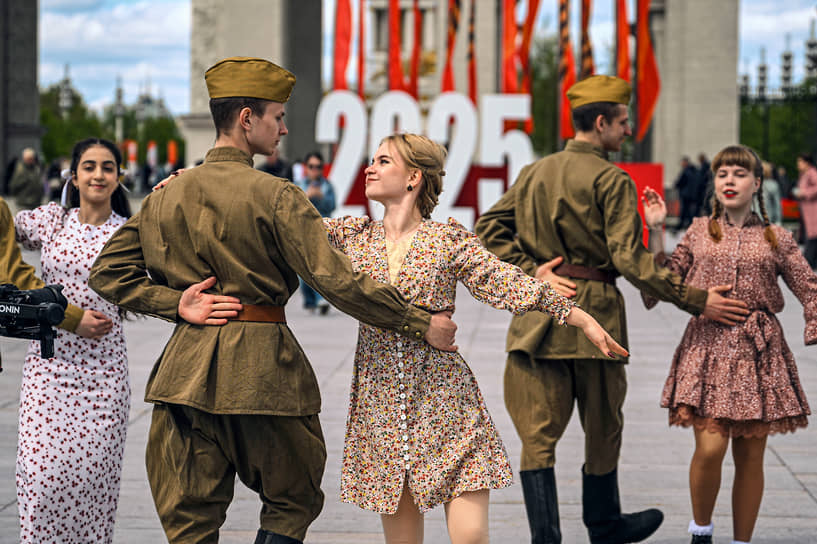 Акция началась в 12:00 и продлилась час, после чего участники флешмоба поздравили ветеранов