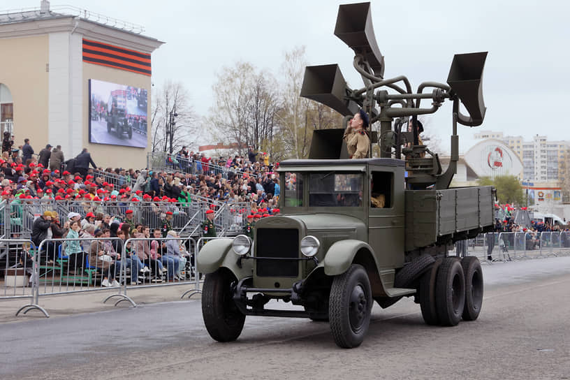 Шествие исторической военной техники в Верхней Пышме в Свердловской области