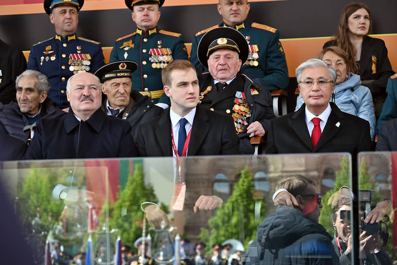 Слева направо: президент Белоруссии Александр Лукашенко с сыном Николаем и президент Казахстана Касым-Жомарт Токаев 