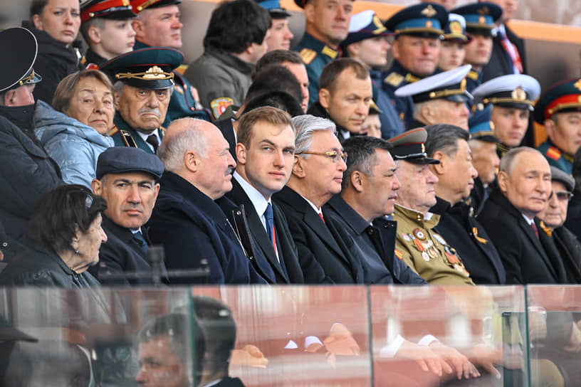 Слева направо: премьер-министр Армении Никол Пашинян, президент Белоруссии Александр Лукашенко с сыном Николаем и президент Казахстана Касым-Жомарт Токаев 