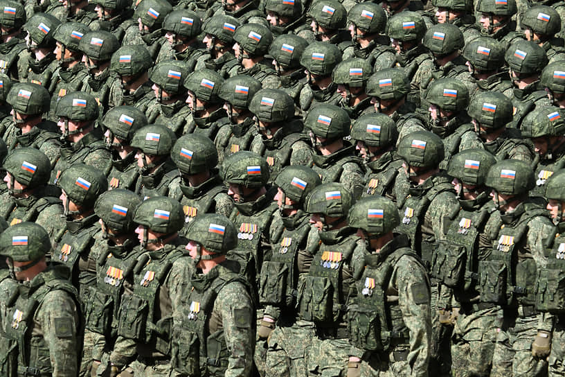 Среди бойцов СВО, принявших участие в параде, были  20 Героев России, 44 георгиевских кавалера, 54 кавалера ордена Мужества