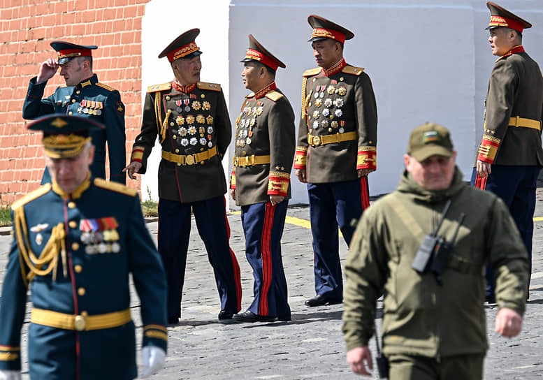 Военнослужащие России и КНДР после парада