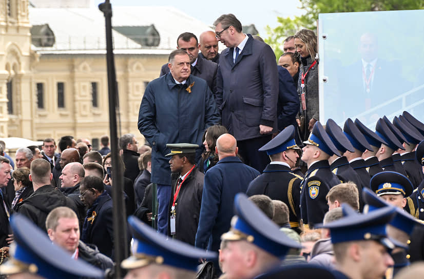 Президент Республики Сербской Боснии и Герцеговины Милорад Додик (слева) и президент Сербии Александр Вучич после парада