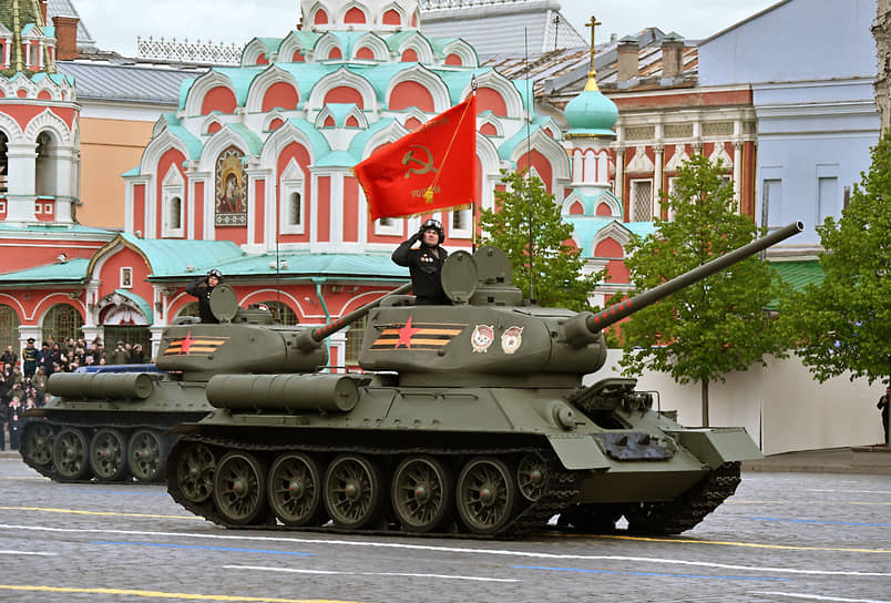 Танк Т-34 во время прохода механизированной колонны