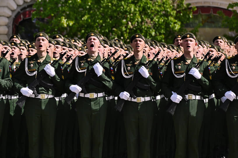 Парадный расчет Михайловской военной артиллерийской академии 