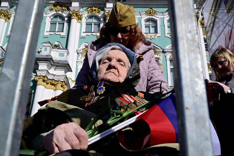 Зрители парада Победы в Санкт-Петербурге