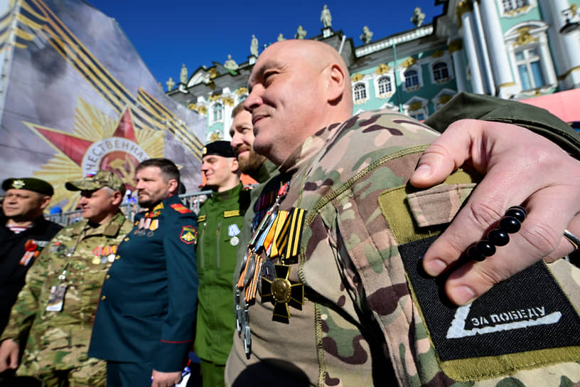 Участники СВО во время парада Победы в Санкт-Петербурге