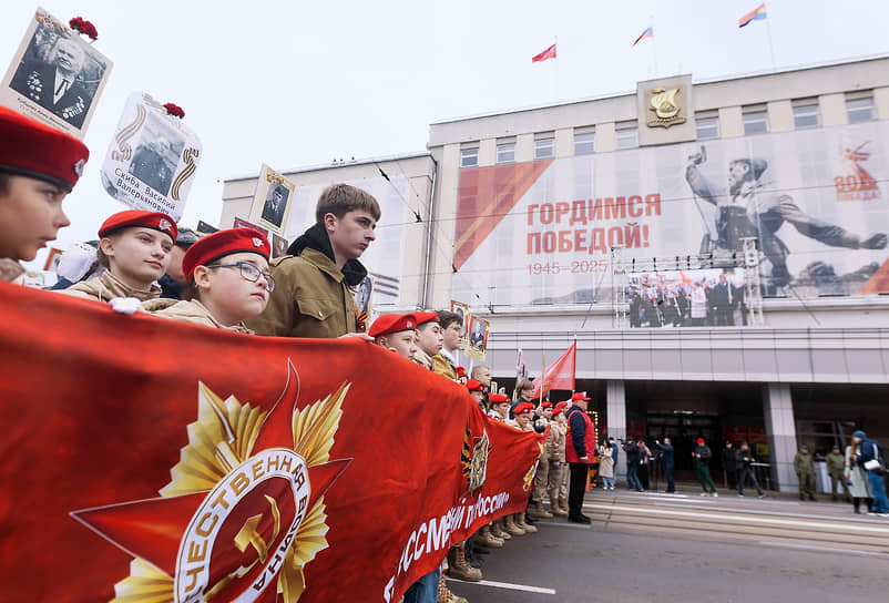 Участники акции памяти «Бессмертный полк» в Калининграде