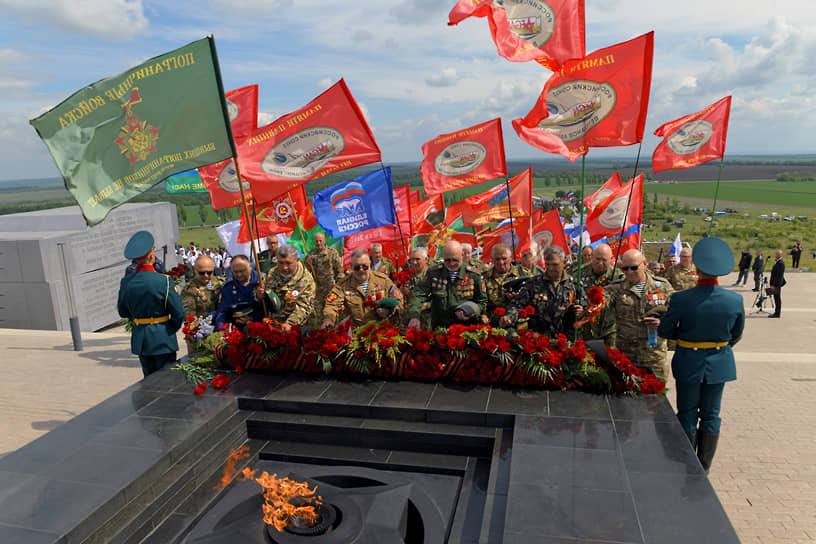 Возложения цветов к «Вечному огню» на Саур-Могиле в ДНР