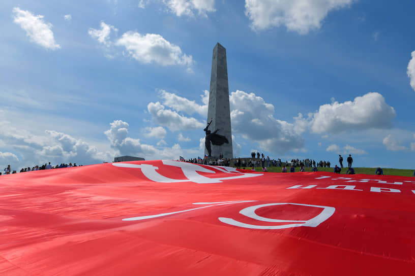 Церемония возложения цветов к мемориалу «Вечный огонь» на Саур-Могиле в ДНР