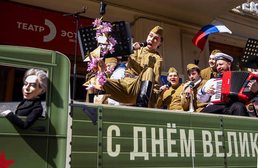 Артисты театра Эстрады имени Аркадия Райкина едут на ретроавтомобиле по Большой Конюшенной улице в Санкт-Петербурге