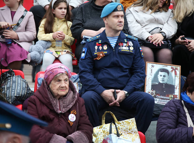 Зрители парада Победы в Самаре